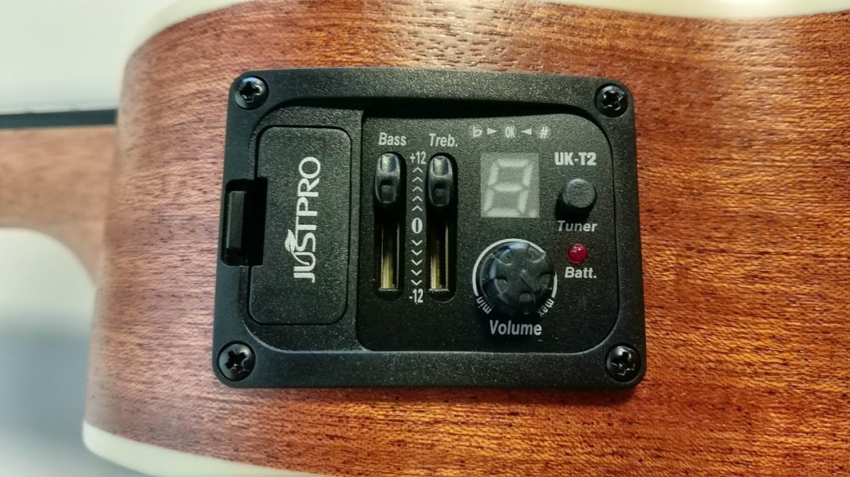 Izzo Kayke IZ300CS EQ elektroakustické koncertní ukulele