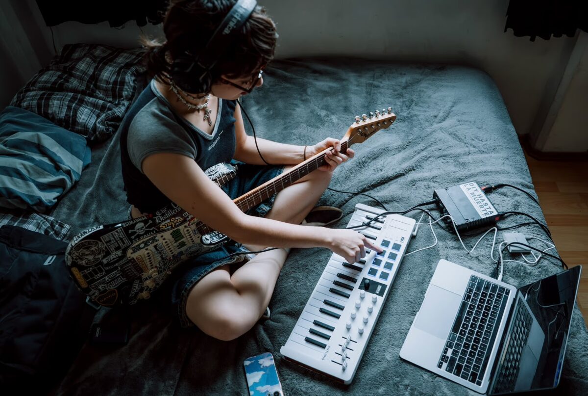 Arturia MiniLab 37 WH univerzální MIDI kontroler