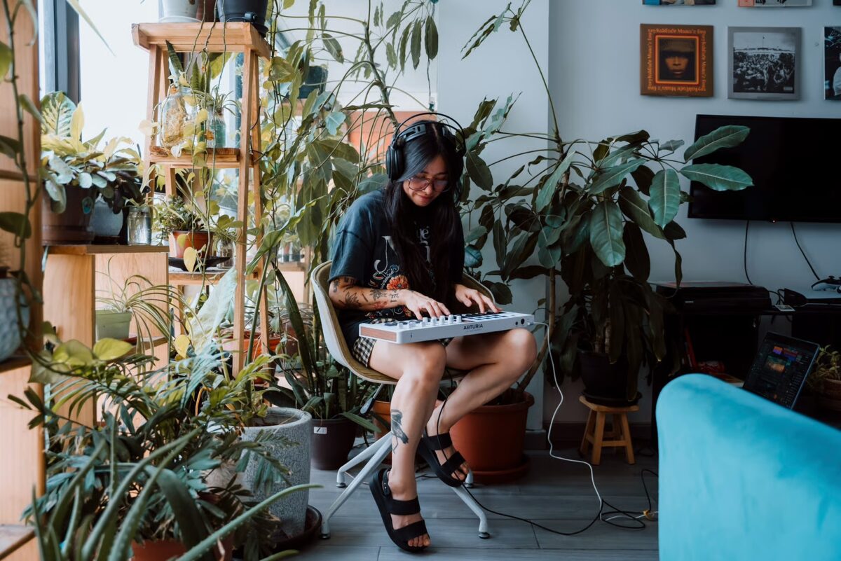 Arturia MiniLab 37 WH univerzální MIDI kontroler